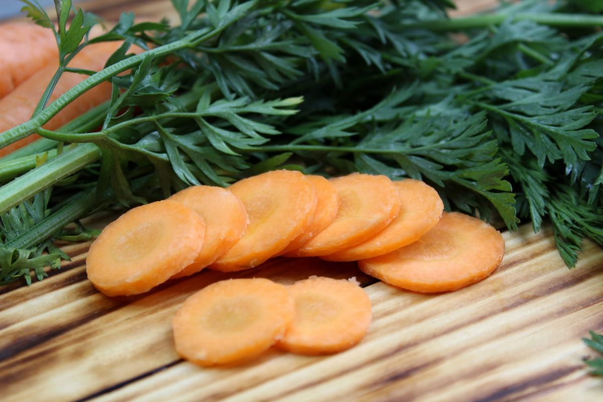 Redécouvrez le pesto : un délice anti-gaspillage avec les fanes de carottes