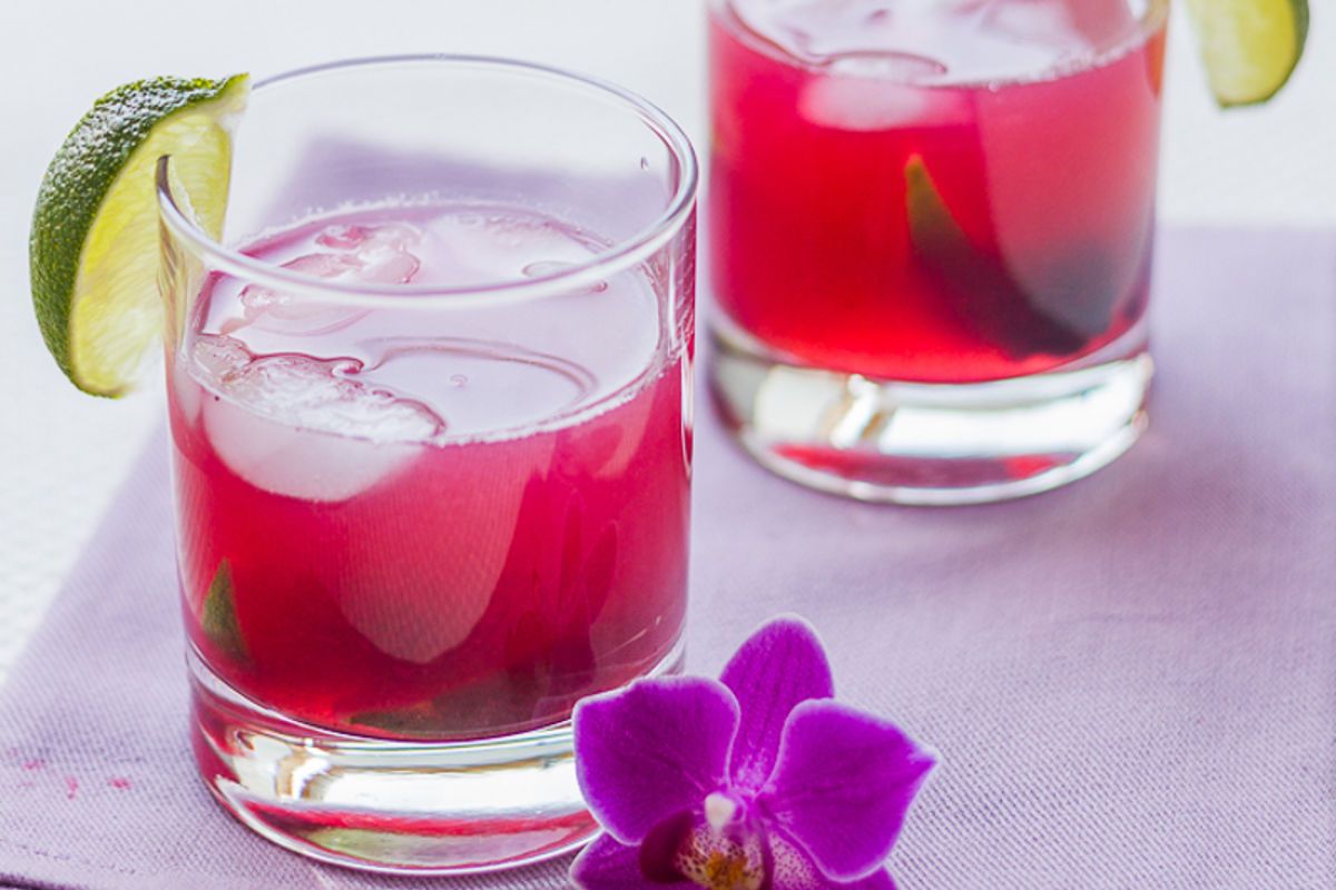 Cocktail rafraîchissant : rosé, mûre et citron vert