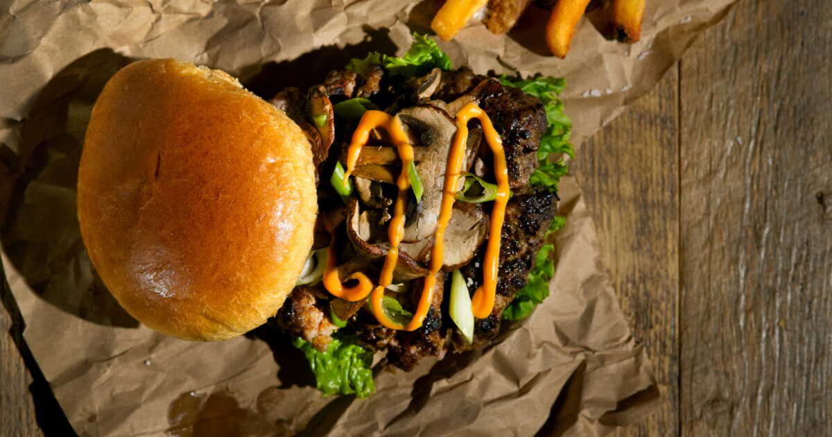 Le smash burger : la tendance qui allie croustillant et jutosité