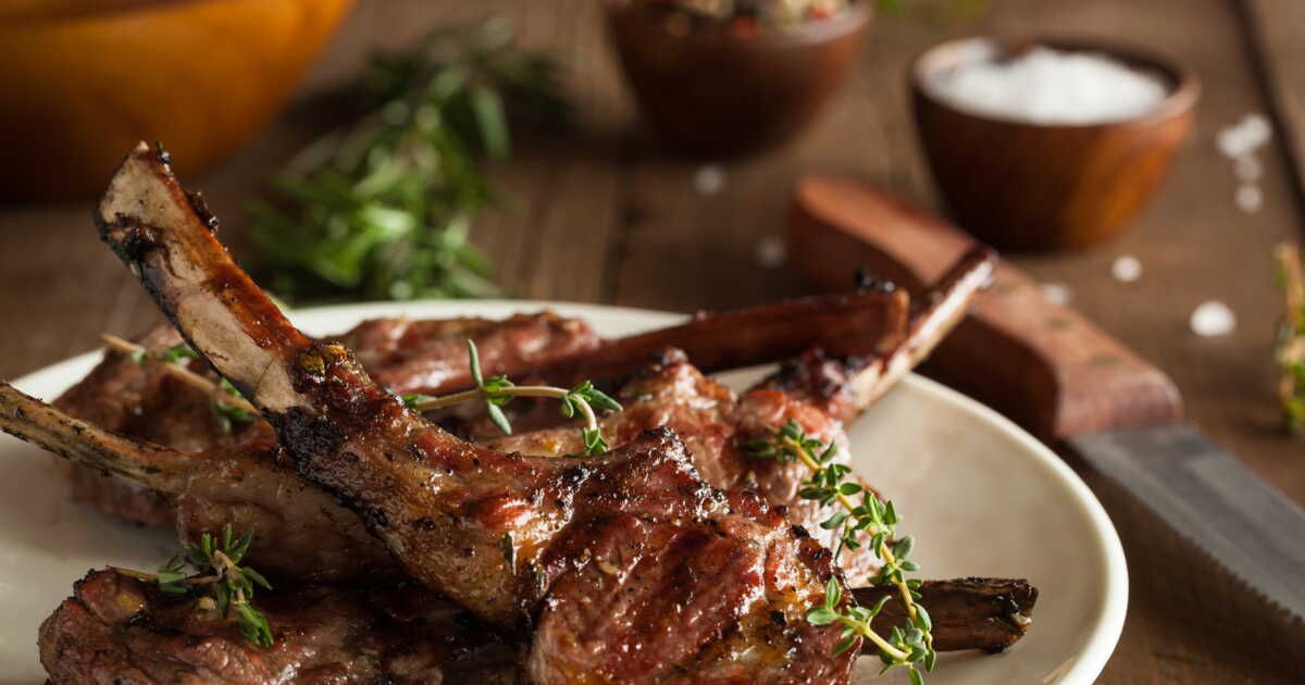 Une recette facile de côtes d’agneau et pommes de terre à la plancha signée Laurent Mariotte