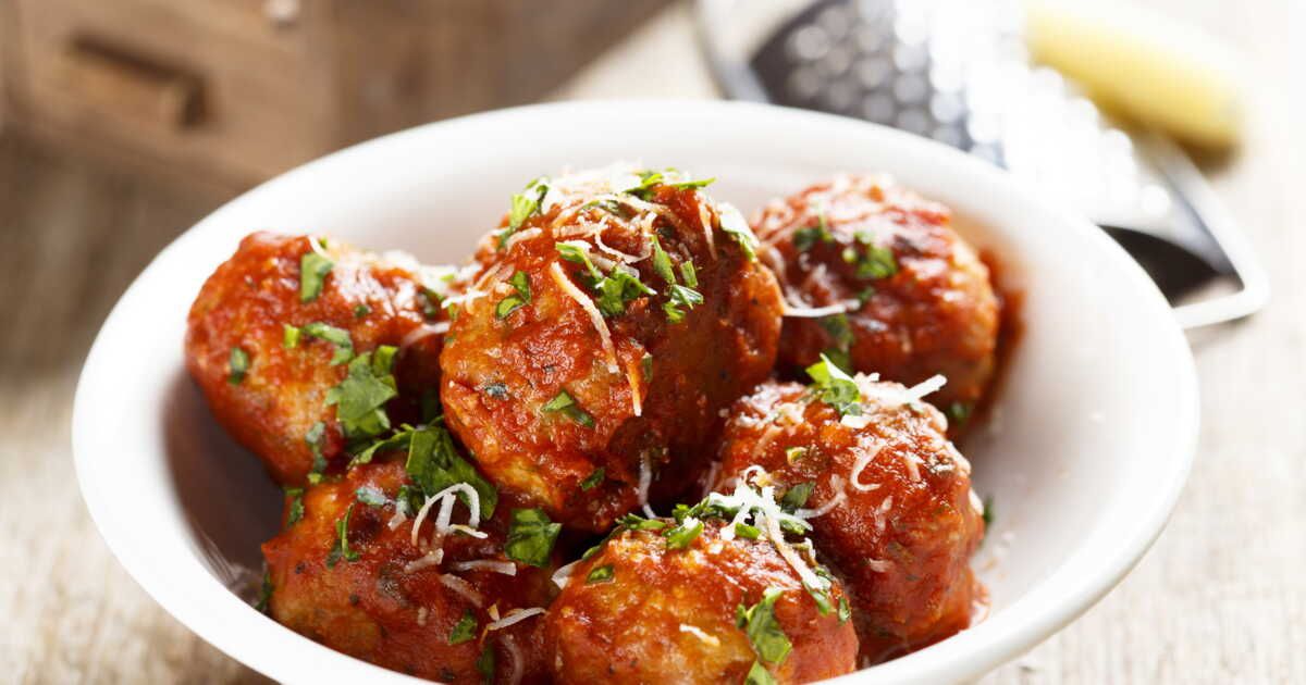 Cyril Lignac partage sa recette irrésistible de boulettes à la sauce tomate