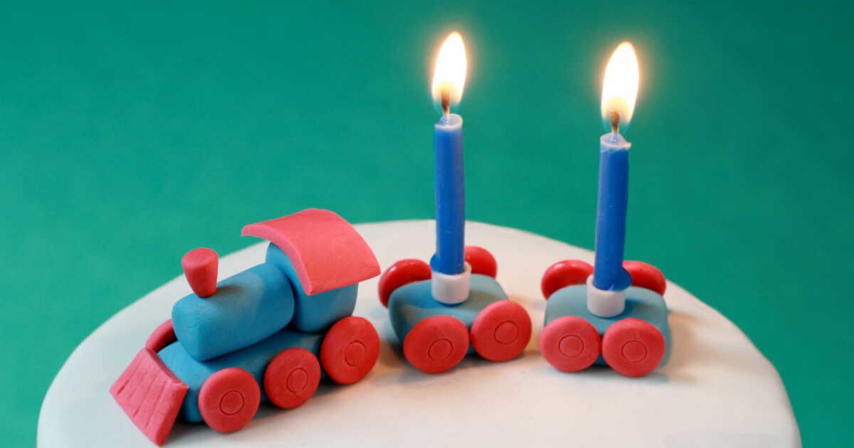 Créer un petit train en pâte à sucre : un délicieux projet créatif