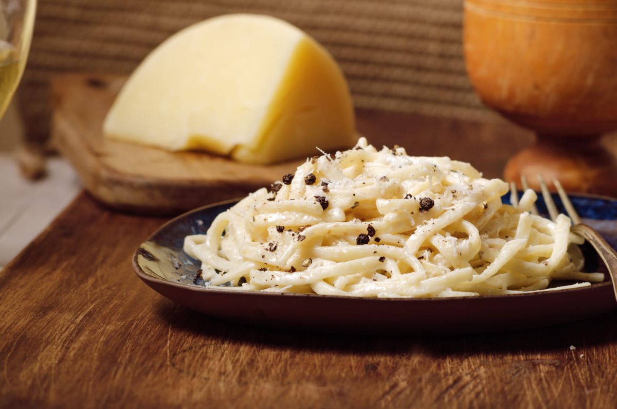 Spaghettis cacio e pepe : l'astuce secrète d'un chef italien pour une sauce réussie