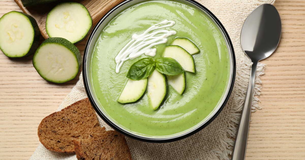 Savourez l'été avec une soupe courgette et basilic délicieusement légère