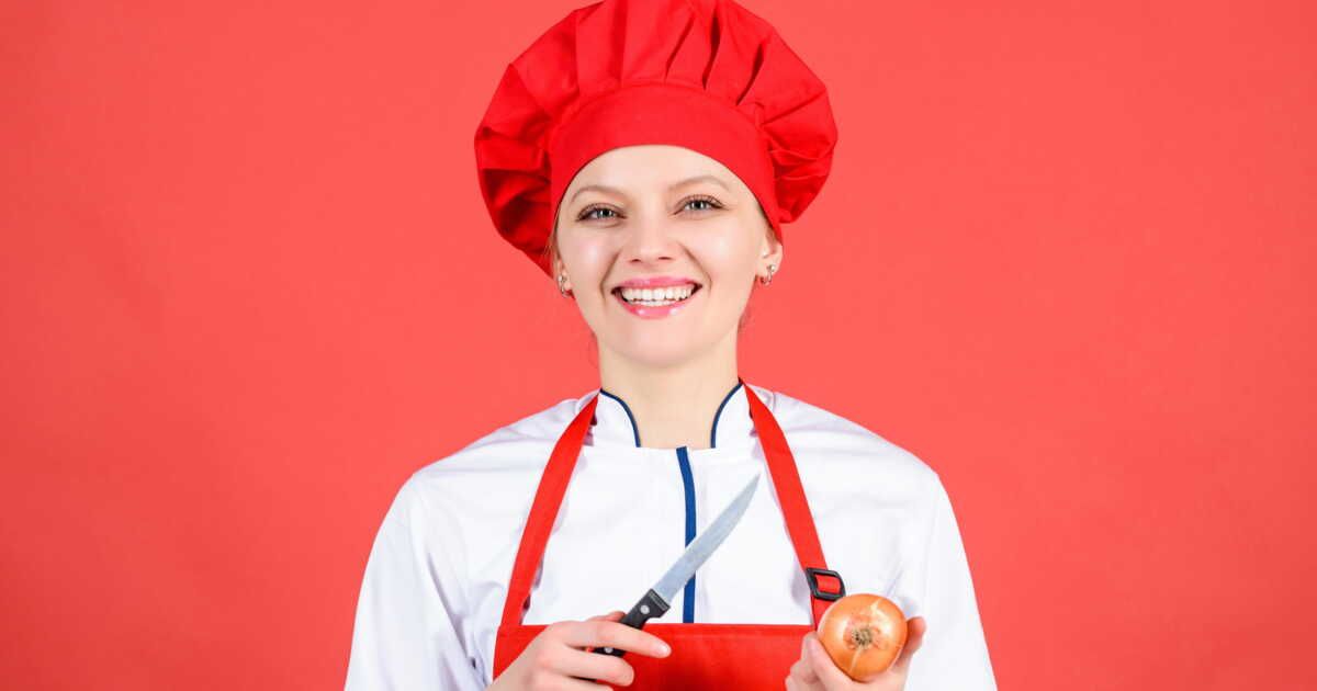 Une astuce surprenante pour éplucher les oignons sans larmes