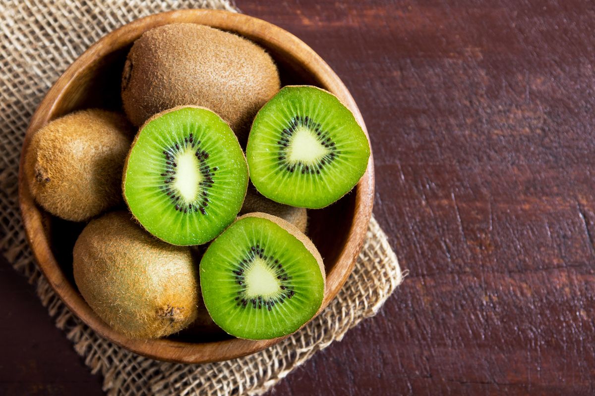 découvrez 18 recettes saines pour intégrer le kiwi dans votre alimentation cet hiver
