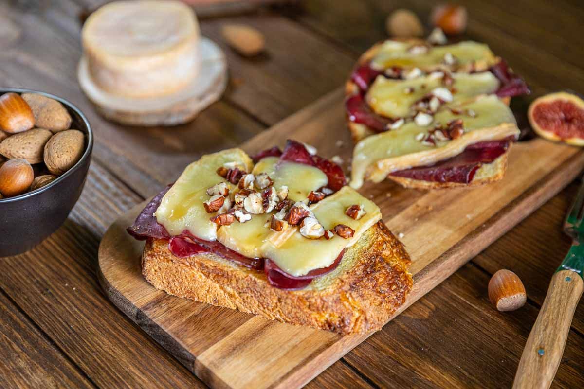 Bruschetta au munster, fruits secs & miel