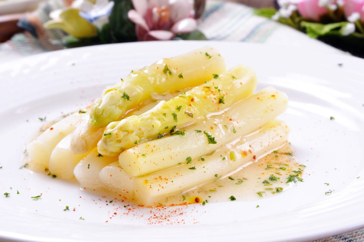 Optez pour une sauce audacieuse avec vos asperges blanches