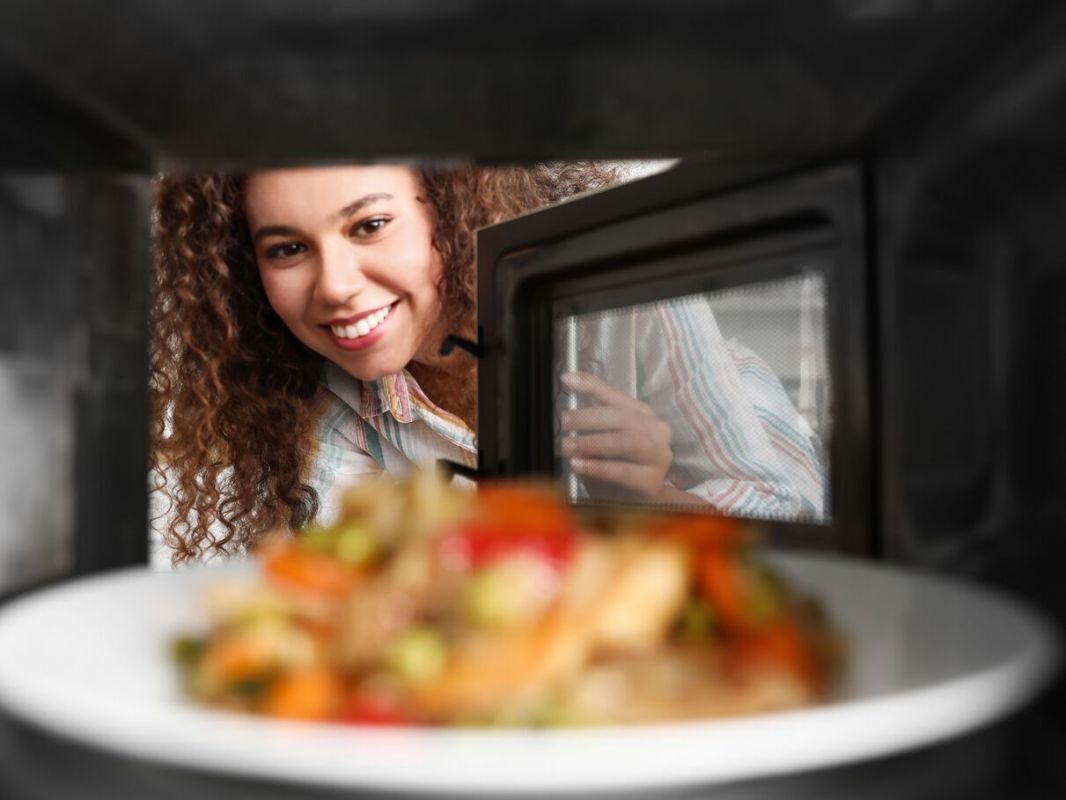évitez de réchauffer ces aliments au micro-ondes pour préserver votre santé