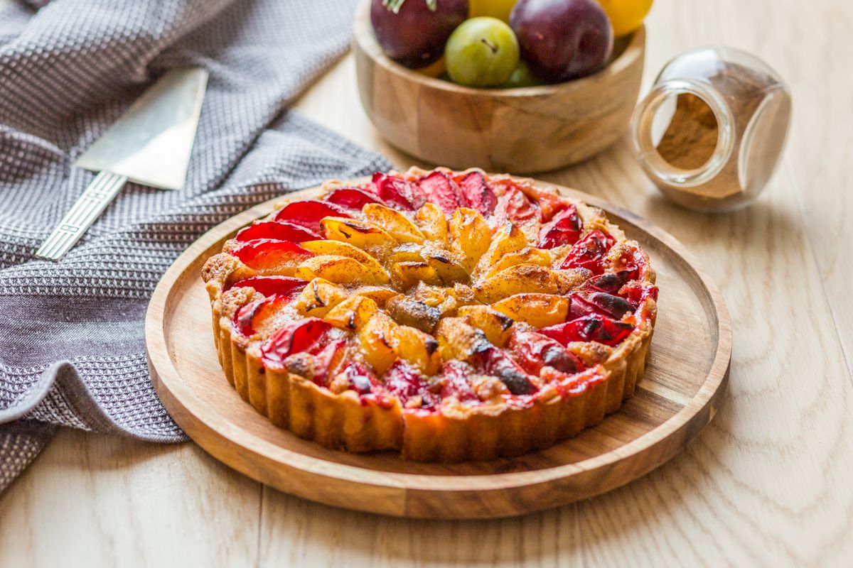 Un délice coloré : la tarte aux prunes et à la crème de noisettes