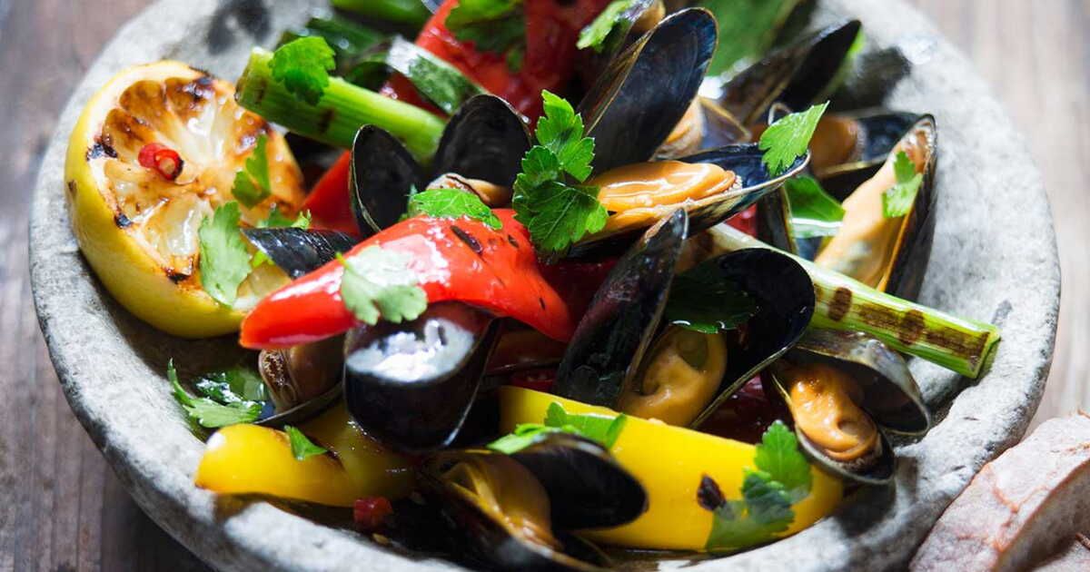 Moules et légumes d'été au barbecue