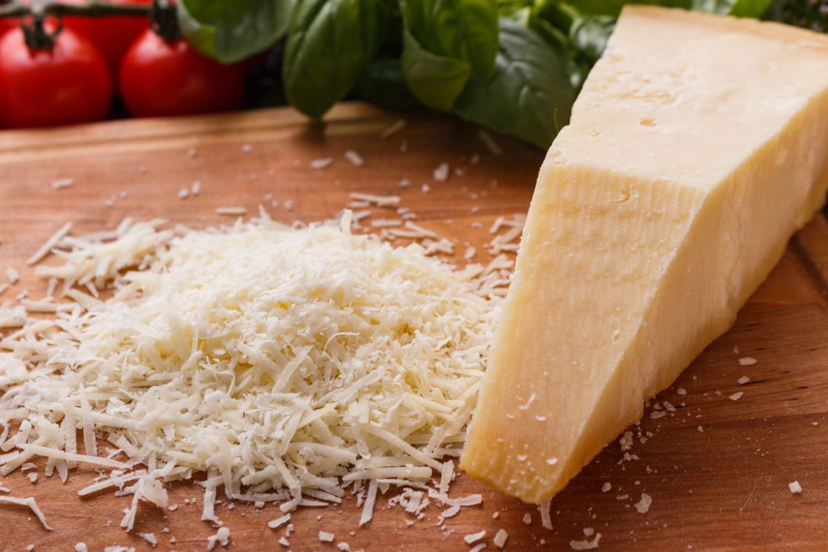 Comment déceler le vrai parmesan selon un expert fromager