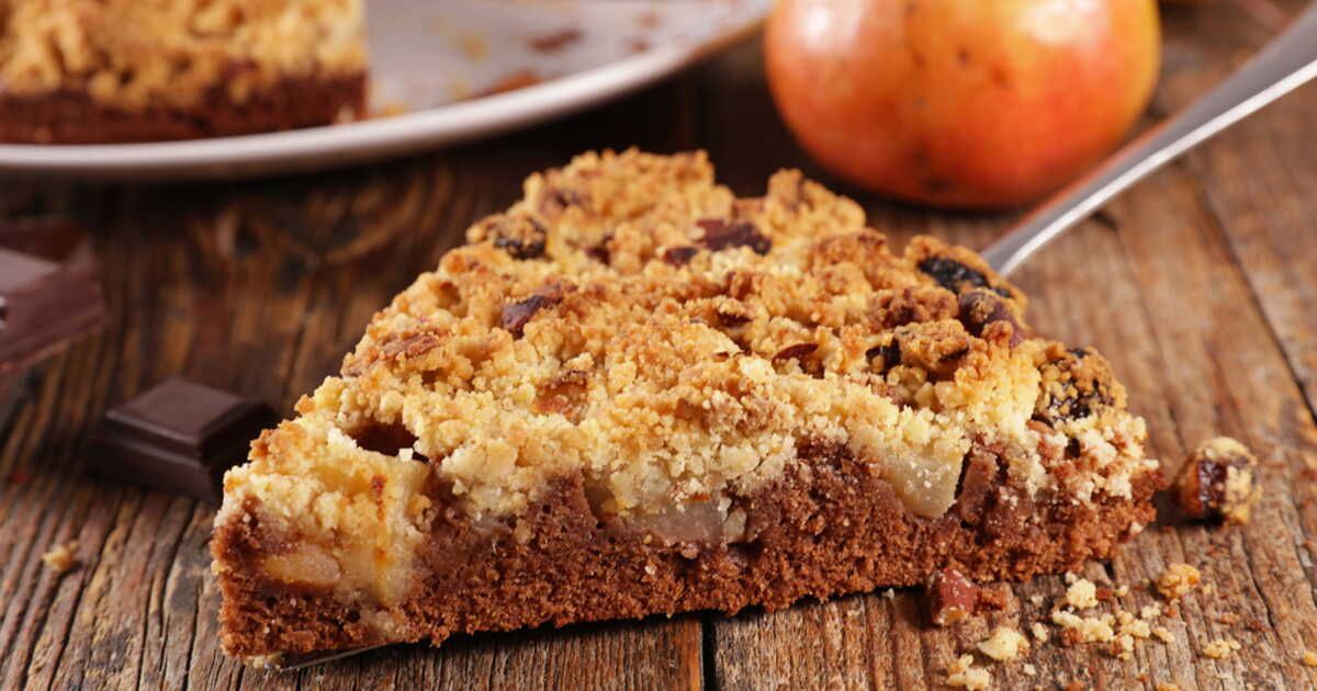 Découvrez la recette irrésistible du cake crumble poire et chocolat signé Laurent Mariotte