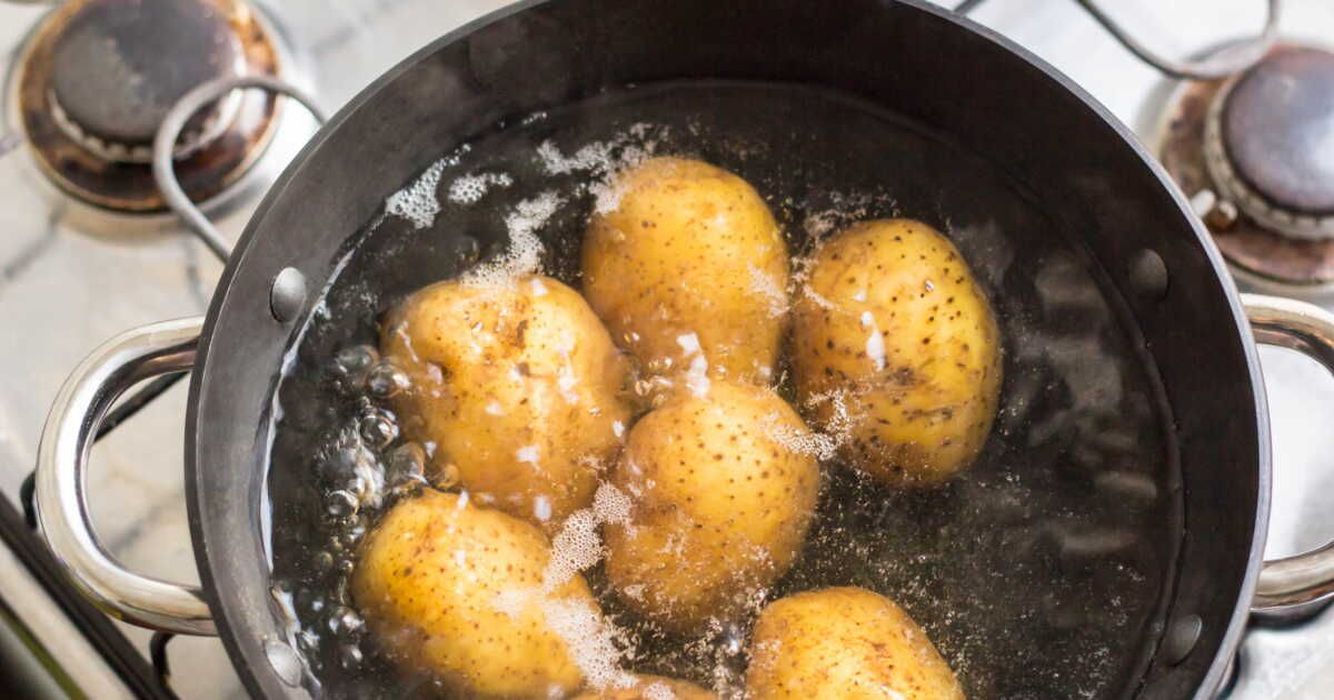 L'astuce secrète pour sublimer vos pommes de terre pendant la cuisson