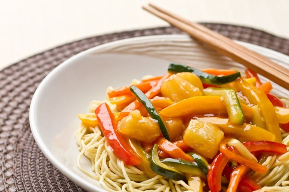 Un wok coloré de légumes en sauce aigre-douce fait maison