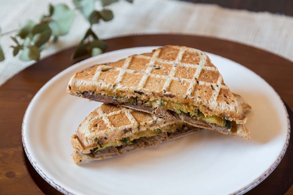 Découvrez le croque argentin au boeuf et courgettes grillées, une recette festive et savoureuse