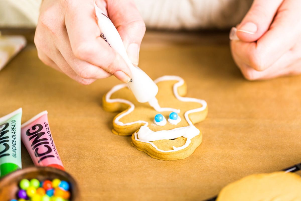 Comment réaliser des dessins fins avec du glaçage ?
