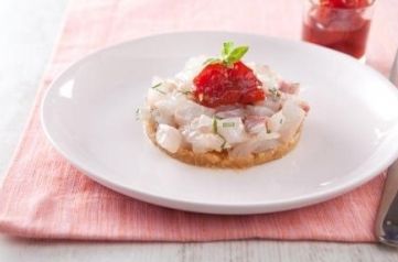 Un tartare de daurade raffiné et son chutney de pastèque