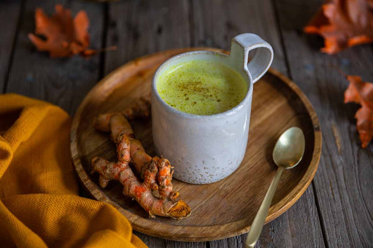 Dégustez la magie du lait d'or avec une pâte de curcuma maison