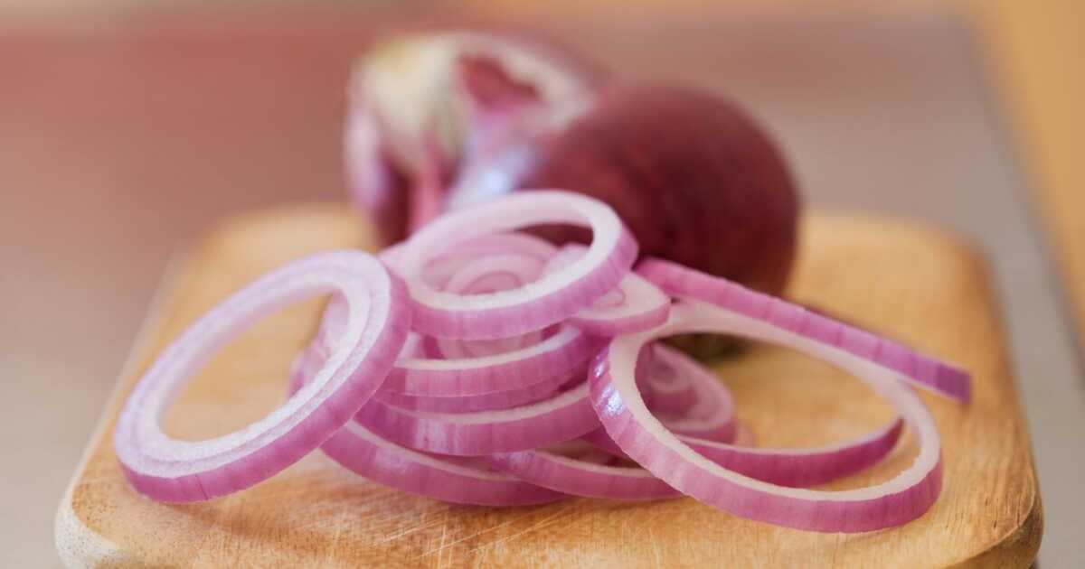 Adoucir la saveur de l'oignon cru : une astuce fraîche et facile