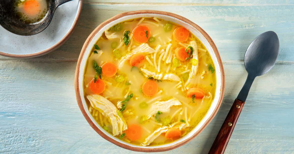 Dîner léger : savourez une soupe de pâtes au poulet réconfortante