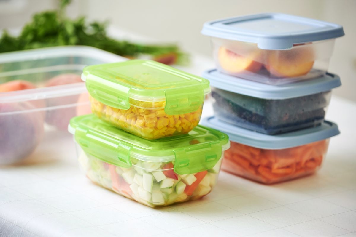 Boîte en plastique, en verre, papier aluminium ou cellophane : quel est le meilleur choix pour conserver vos aliments ?