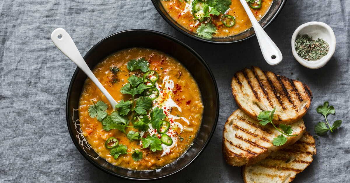 Découvrez 52 recettes de soupes réconfortantes pour affronter l'hiver