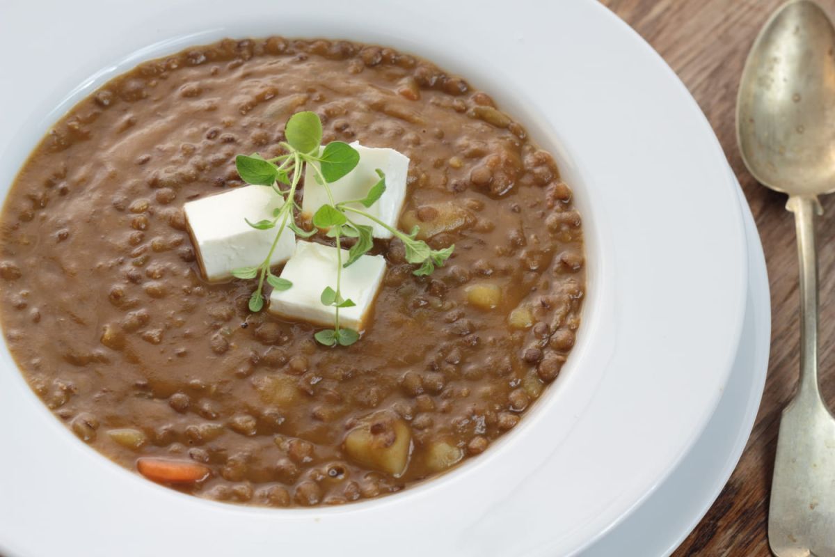 Découvrez le secret de la soupe grecque qui réchauffe le cœur