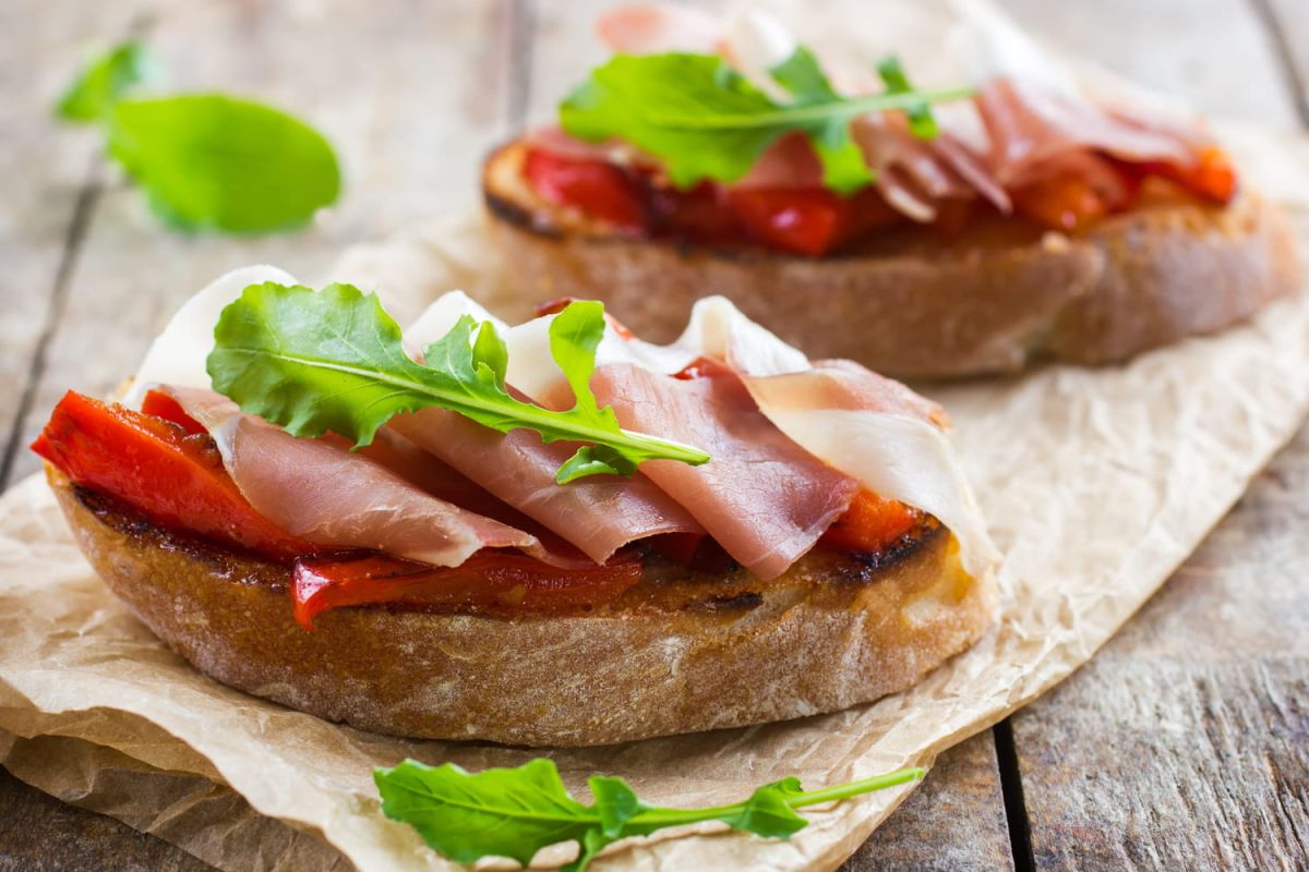 Le secret d'une bruschetta parfaite : le choix du pain selon un chef italien