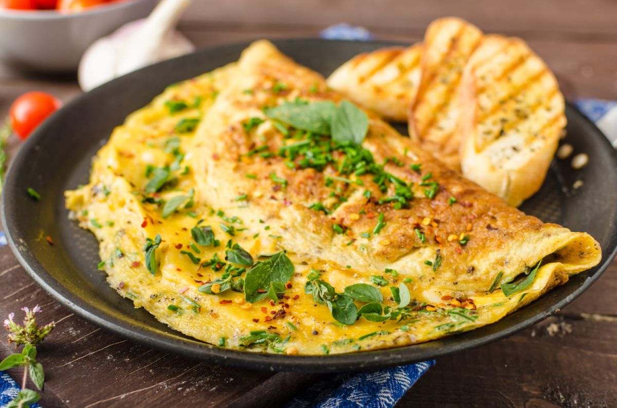 Le secret d'une omelette au fromage irrésistible : découvrez la technique de Monelle