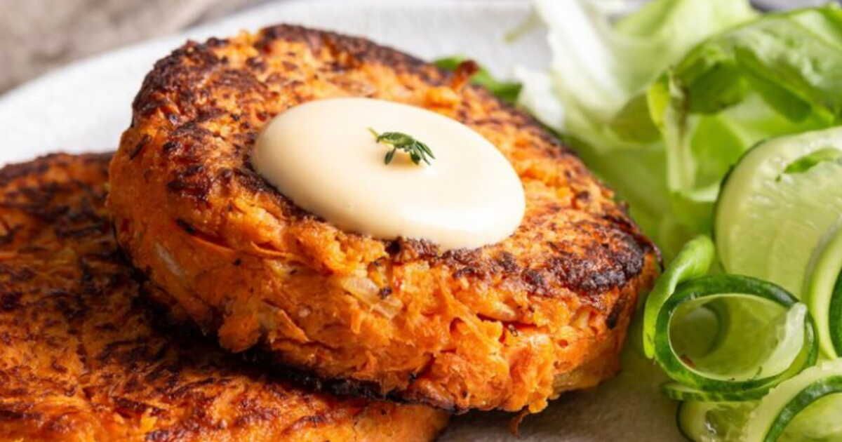 Savourez l'été avec des galettes de saumon croustillantes et leur sauce tartare