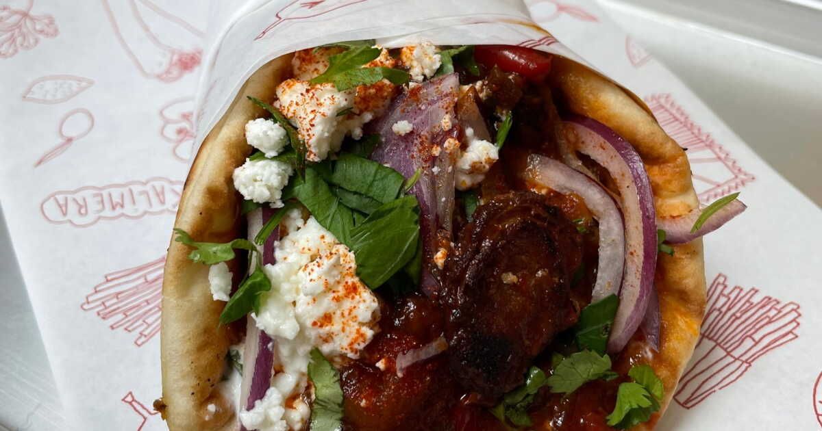 Découvrez la pita grecque estivale à la saucisse et aux poivrons