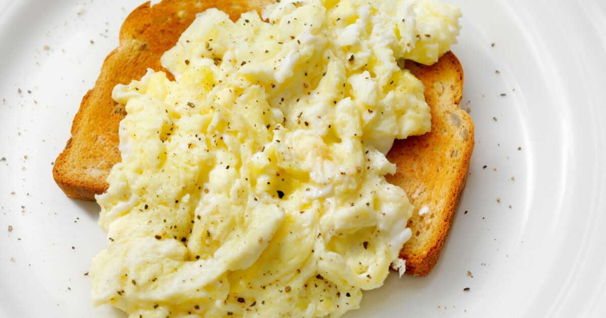 Des œufs brouillés à la feta : la recette tendance qui séduit les brunchs