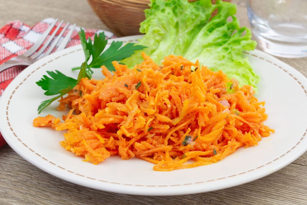 Cette sauce étonnante mettra vos carottes râpées sous un nouveau jour