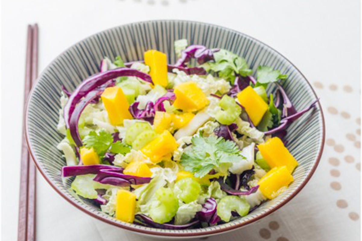 Coleslaw asiatique au chou rouge et à la mangue