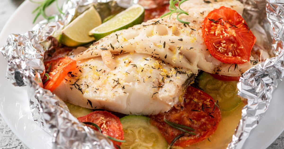 Un dîner léger : délicieux cabillaud en papillote aux petits légumes