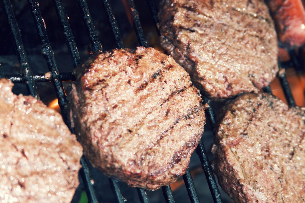 Cuisson du steak haché : faut-il commencer côté rayures ou côté plat ?