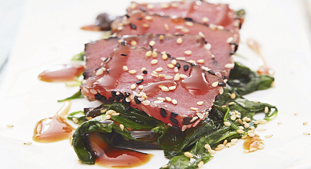Un voyage culinaire : tataki de thon sur un lit d’épinards