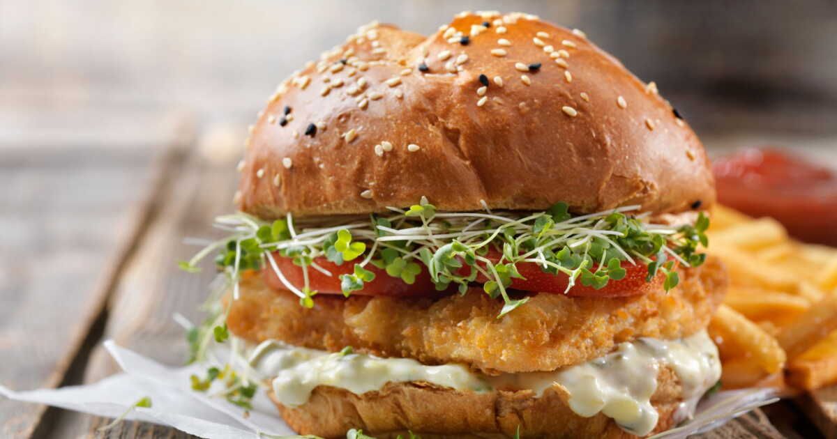 Le burger au poisson pané : la recette du champion du monde de burger, parfumée et croustillante