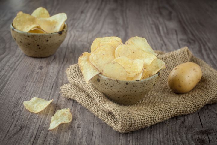 Déguster des chips légères pour un été savoureux